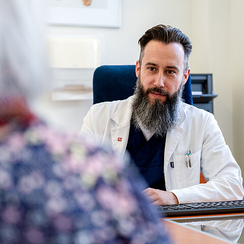 Ein Arzt der Onkologie Darmstadt klärt eine Patienten über ihr Krankheitsbild auf.