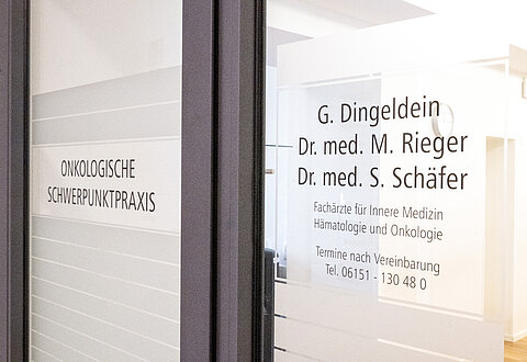 Eingang der Onkologischen Schwerpunktpraxis Darmstadt