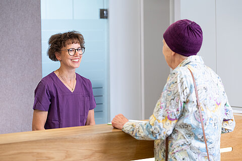 Patientin an der Anmeldung in der Onkologischen Schwerpunktpraxis Darmstadt