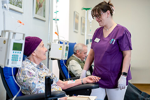 Chemotherapie-Patientin unterhält sich mit einer Mitarbeiterin der Onkologischen Schwerpunktpraxis Darmstadt