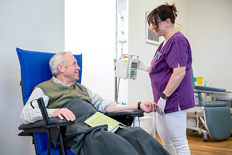 Ein Patient wird von einer medizinischen Fachangestellten in der Onkologie Darmstadt versorgt.