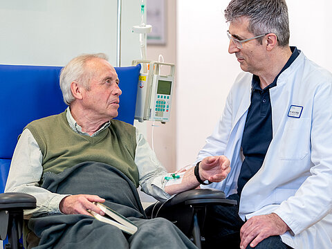 Dr. med. Michael Rieger im Gespräch mit einem Chemotherapie-Patienten