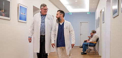 Zwei Ärzte der Onkologie Darmstadt im Gespräch.