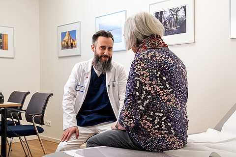 Arzt im Gespräch mit Patientin