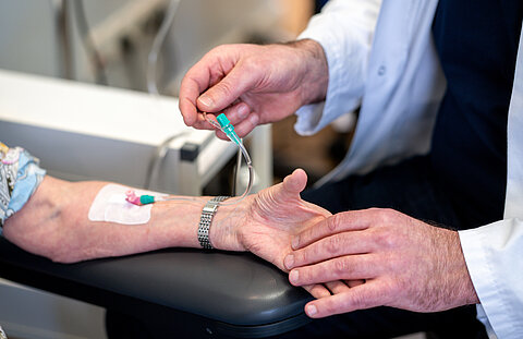 Ein Patient wird von einem Arzt in der Onkologie Darmstadt versorgt.
